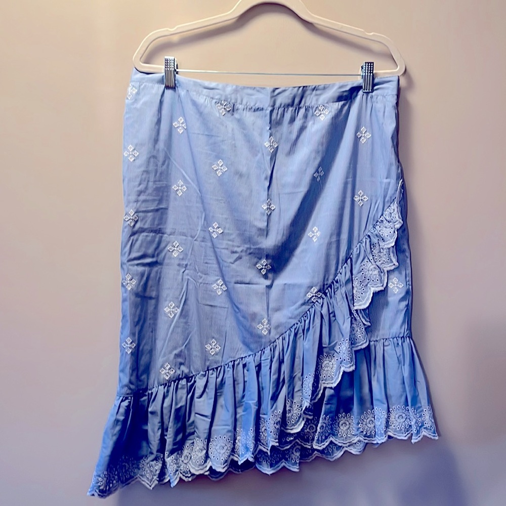 Chelsea 28 Sz XL 100% Cotton Blue and White Micro Stripe with Embroidery. Fun!